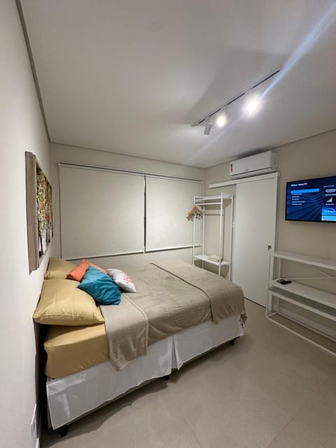 Bed, TV and multimedia, Photo of the whole room, Bedroom, pet friendly, towels, wardrobe, air conditioner