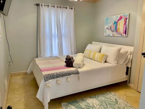 Bed, TV and multimedia, Bedroom