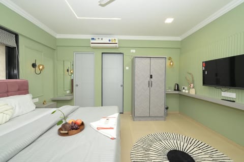 Bed, TV and multimedia, Photo of the whole room, wardrobe