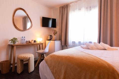 Bed, TV and multimedia, Bedroom