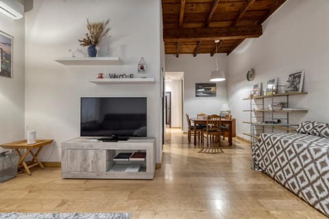 Communal lounge/ TV room, TV and multimedia, Living room, Seating area, Dining area, Evening entertainment