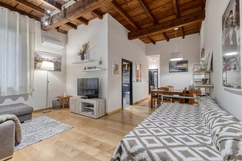 TV and multimedia, Seating area, Dining area