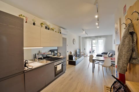 Kitchen or kitchenette, Dining area, minibar, oven, stove, toaster