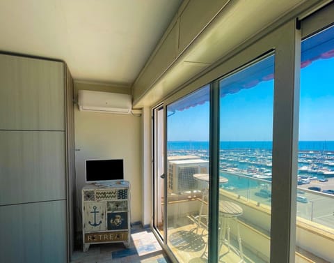 Day, Natural landscape, TV and multimedia, View (from property/room), Balcony/Terrace, Sea view