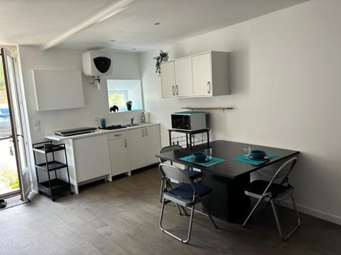 Kitchen or kitchenette, Dining area, pet friendly, stove