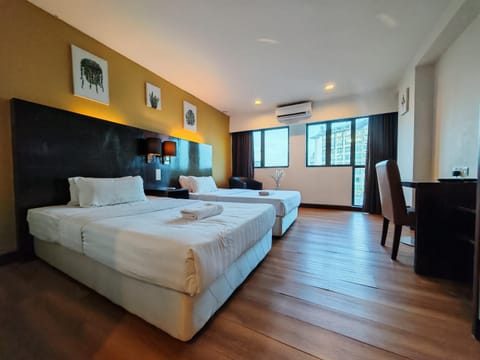 Bed, Photo of the whole room, Seating area, Bedroom, towels