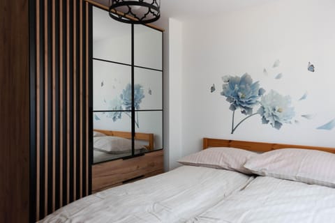 Bed, Other, Other, Other, Photo of the whole room, Seating area, Bedroom