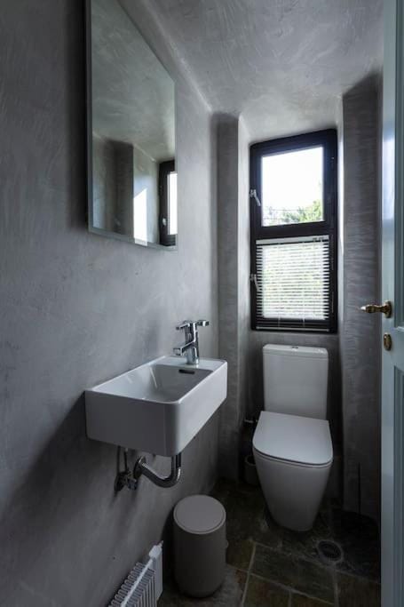 Danae's Art Apartment in Vouliagmeni