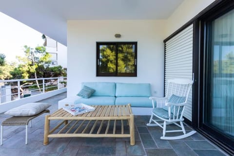 Danae's Art Apartment in Vouliagmeni