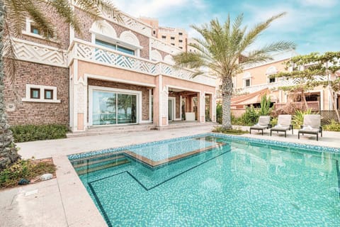 JuliusHomes - 5BR Villa with Pool in Palm Jumeirah Villa in Dubai