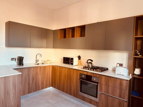 Coffee/tea facilities, Kitchen or kitchenette, oven, stove, toaster