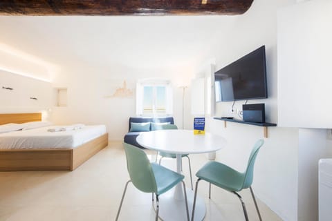 Bed, TV and multimedia, Living room, Photo of the whole room, Dining area