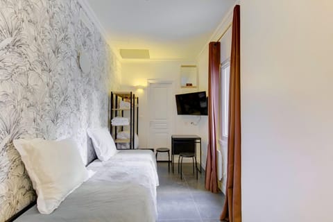 Bed, TV and multimedia, Living room