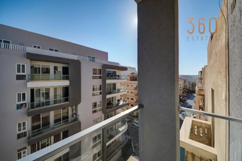 Property building, Day, Neighbourhood, Natural landscape, City view, Mountain view, Location, Parking