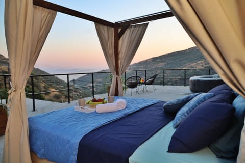 Bed, Balcony/Terrace, Food and drinks, Bedroom, Mountain view