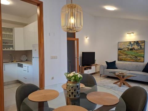 TV and multimedia, Kitchen or kitchenette, Living room, Seating area