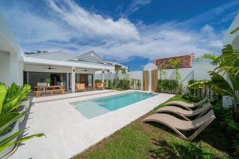 Property building, Patio, Day, Garden, Swimming pool, Swimming pool, sunbed
