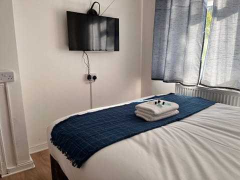 Bed, TV and multimedia, Bedroom, towels
