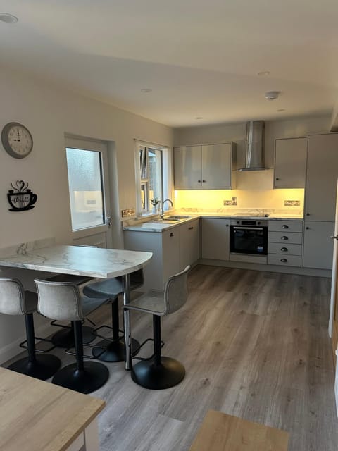 Kitchen or kitchenette, Dining area, minibar