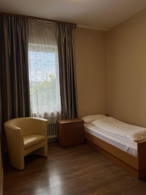 Bed, Photo of the whole room, Seating area, Bedroom