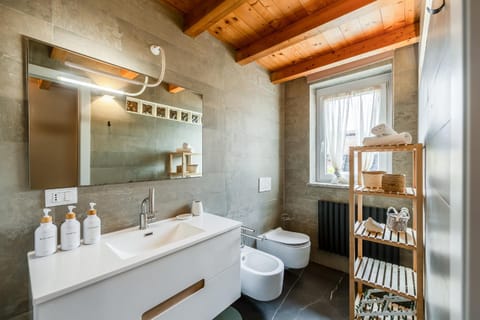 Shower, Toilet, Bathroom, bidet, towels