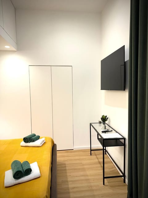 Bed, TV and multimedia, Photo of the whole room, Bedroom, heating, air conditioner