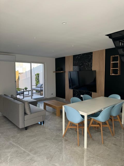 Communal lounge/ TV room, TV and multimedia, Living room, Seating area, Dining area