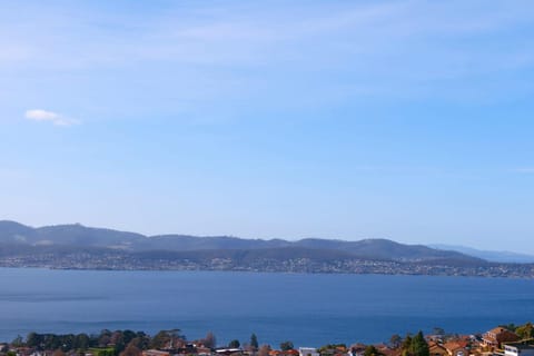 Oceanview Oasis - Close to CBD and Airport Villa in Tasmania