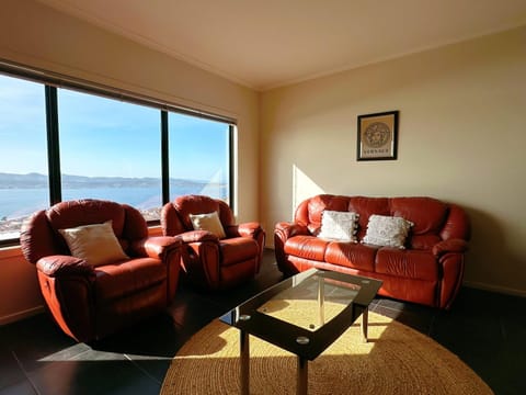 Oceanview Oasis - Close to CBD and Airport Villa in Tasmania