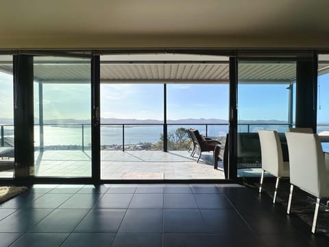 Oceanview Oasis - Close to CBD and Airport Villa in Tasmania
