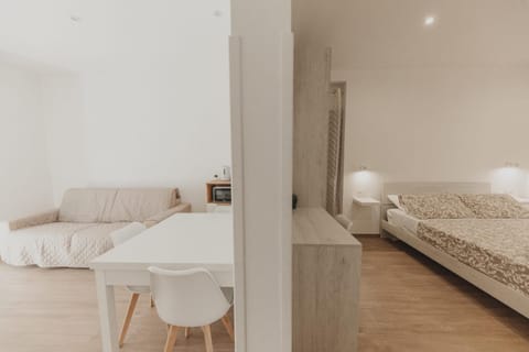 Bed, Living room, Photo of the whole room, Seating area, Bedroom
