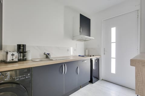 Coffee/tea facilities, Kitchen or kitchenette, oven, stove, toaster