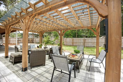 The Canopy on 10th - Game Room , Pets , Pergola House in Gainesville