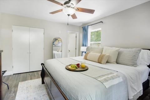 The Canopy on 10th - Game Room , Pets , Pergola House in Gainesville