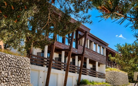 Property building, Patio, Staff, Restaurant/places to eat, Property logo or sign, Hot Tub, Library, View (from property/room), Balcony/Terrace, Hiking, Mountain view, Sports, Breakfast, Continental breakfast, Buffet breakfast, Alcoholic drinks, children, young children, group of guests, Family, fireplace, internet, pet friendly, safe, toaster, towels, wedding, washing machine