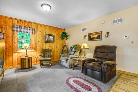 Peaceful Wautoma Retreat with Deck on 10 Acres! House in Wisconsin