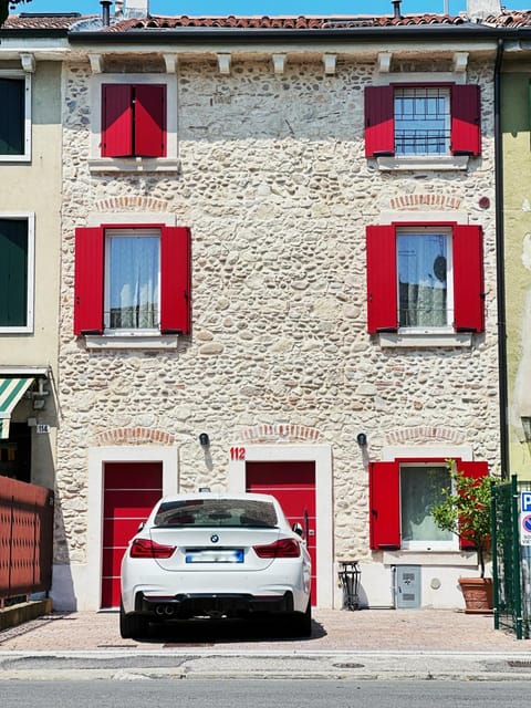 Property building, Day, Neighbourhood, Street view, Parking