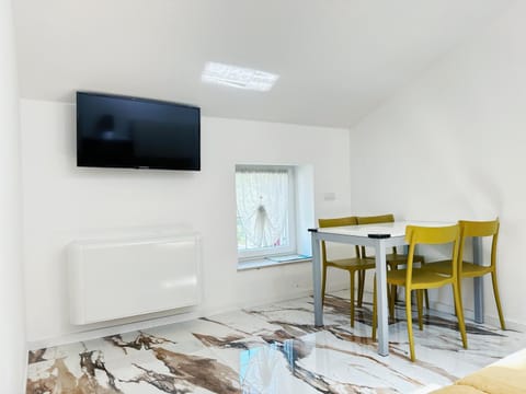 TV and multimedia, Living room, Seating area, Dining area