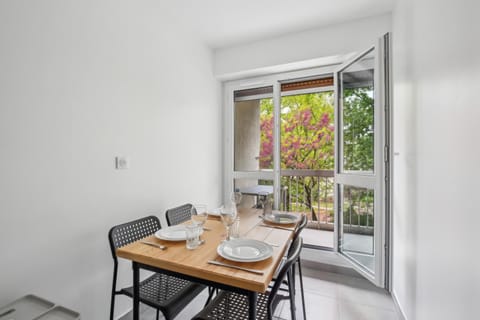 View (from property/room), Balcony/Terrace, Dining area