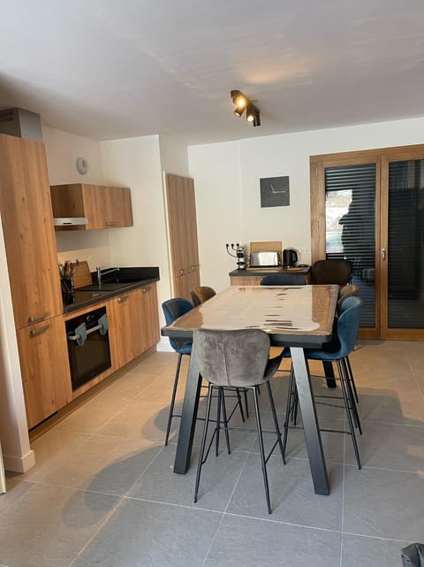 Kitchen or kitchenette, Dining area, oven