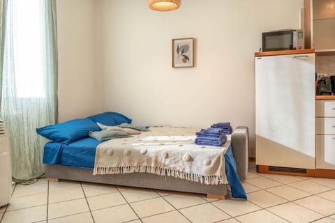 Bed, TV and multimedia, Living room, internet