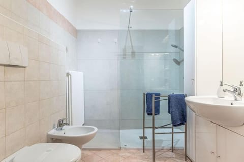 Shower, Toilet, Bathroom, bidet, towels