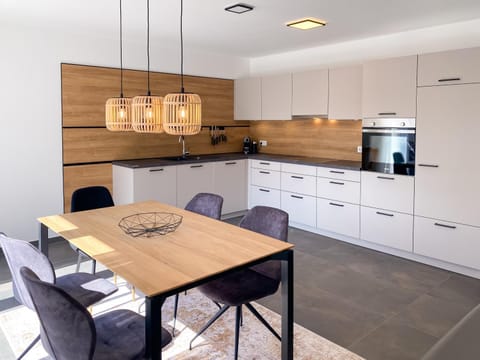 Kitchen or kitchenette, Dining area, stove