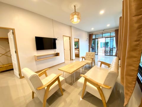 Communal lounge/ TV room, TV and multimedia, Living room, Seating area