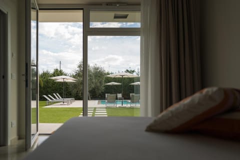 Bed, Day, Natural landscape, Garden, View (from property/room), Photo of the whole room, Bedroom, Garden view, Pool view, Swimming pool, sunbed