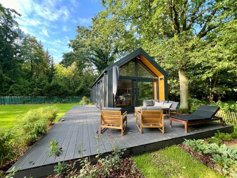 Property building, Garden, Balcony/Terrace