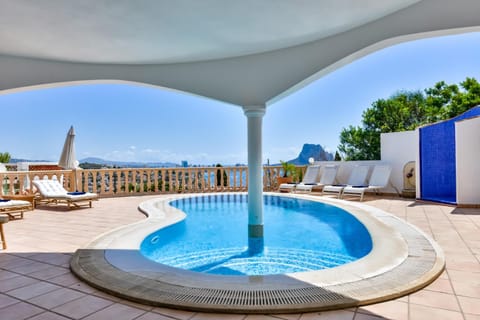 Shower, Swimming pool, sunbed