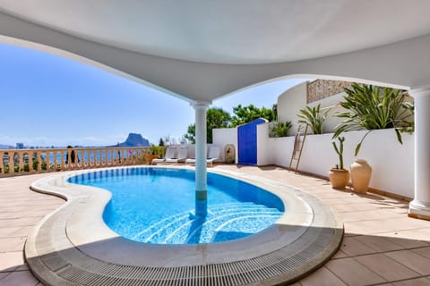 Shower, Balcony/Terrace, Swimming pool, sunbed