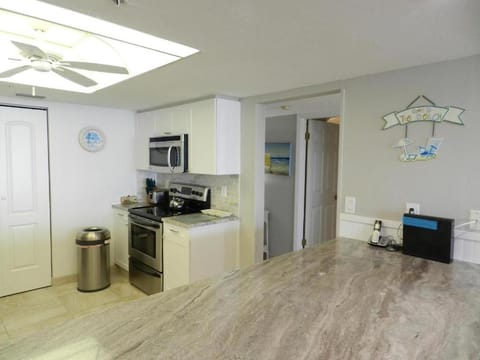 Sherwin Highly Desired 2BR Overlooks Pool - Ocean 906 -1 Apartment in South Daytona