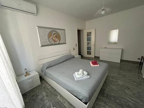 Bed, TV and multimedia, Bedroom, internet, air conditioner